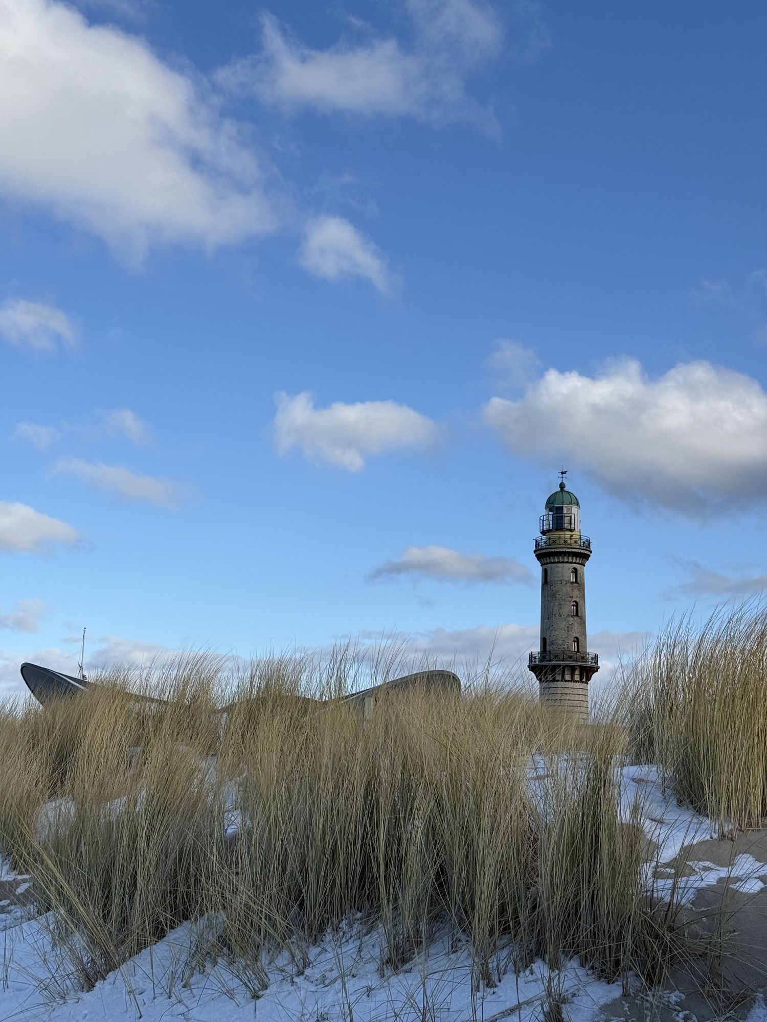 Leuchtturm Warnemünde hinter Dünengras