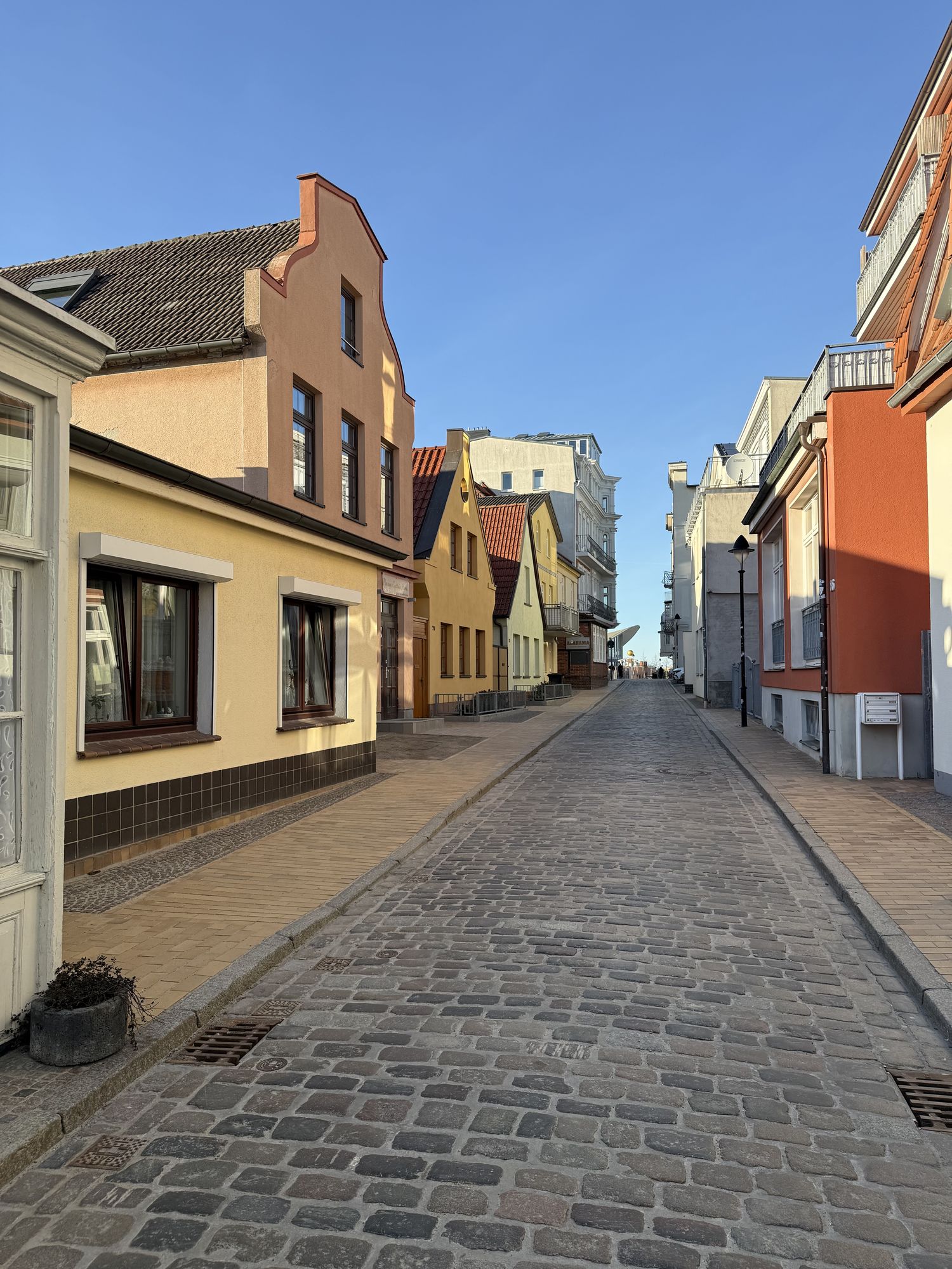 Blick die Alexandrinenstraße entlang Richtung Strand